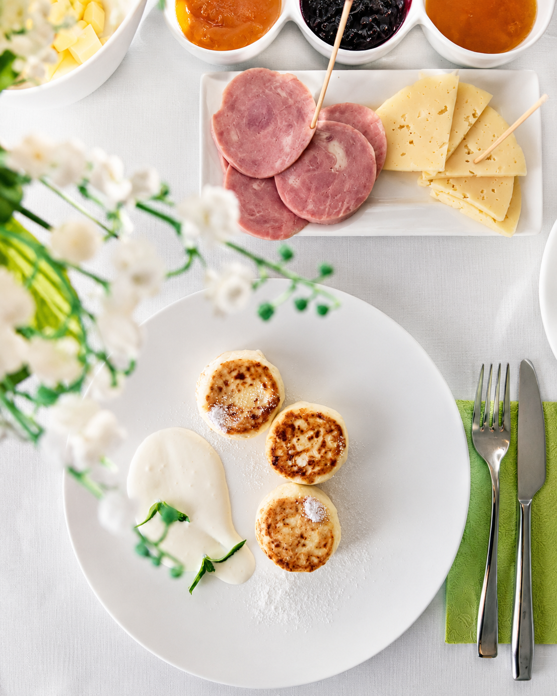 Диетическое питание в пансионате для пожилых - сырная и мясная нарезка, оладьи